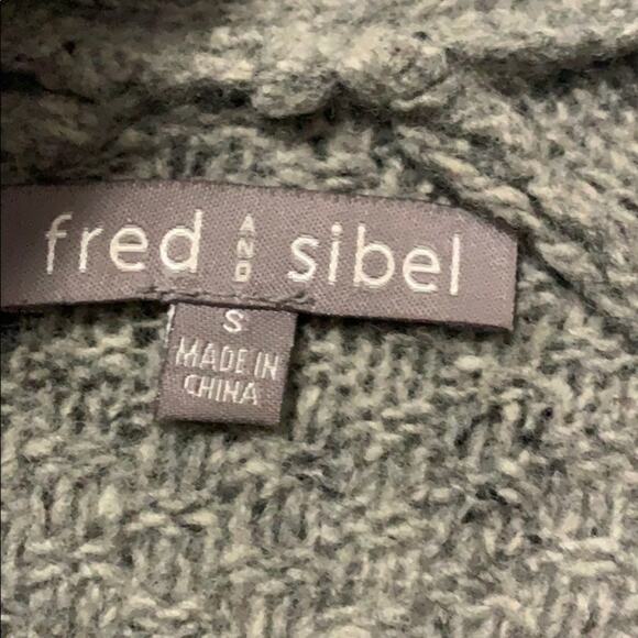 FRED & SIBEL‎ GRAY HEAVY CAPE SWEATER BUTTON SIZE S - Picture 3 of 4